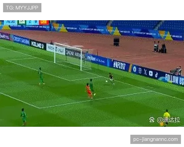 回传球规则拆解：如何判断守门员拒绝用手接球的界限？