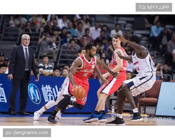 奥卡福在内线背打中提升效率，拉开与队内其他内线差距