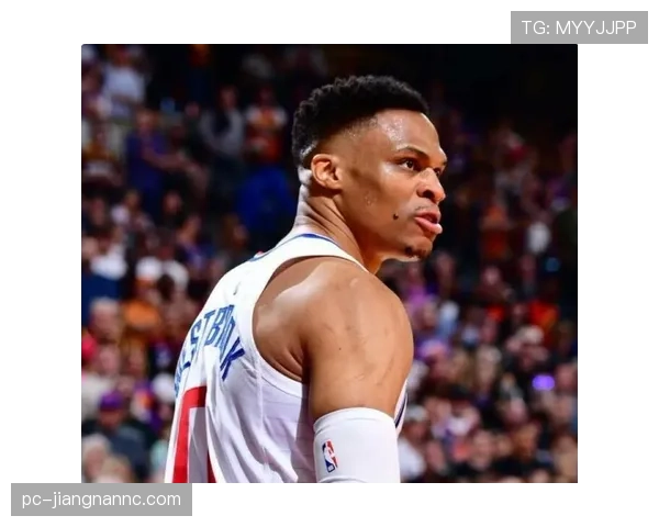 拉塞尔·威斯布鲁克突破冲击篮筐提升关键时刻得分效率